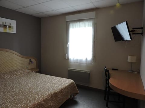 Desk, soundproofing, iron/ironing board, free WiFi