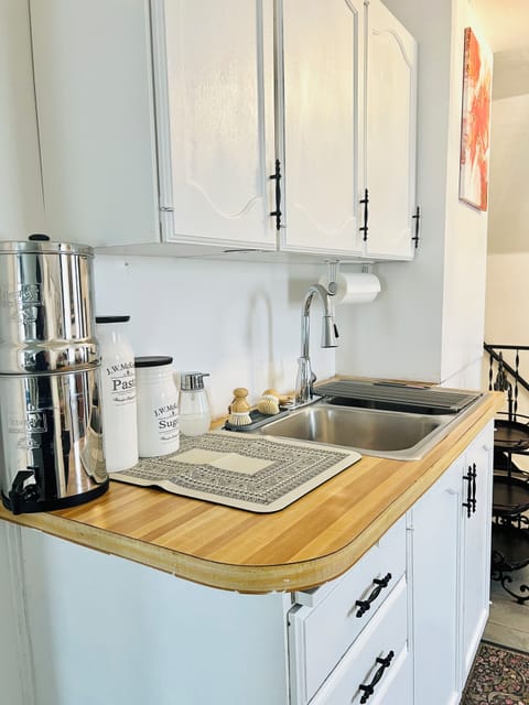 Full kitchen+cleaning supplies+coffee+tea+jams. 