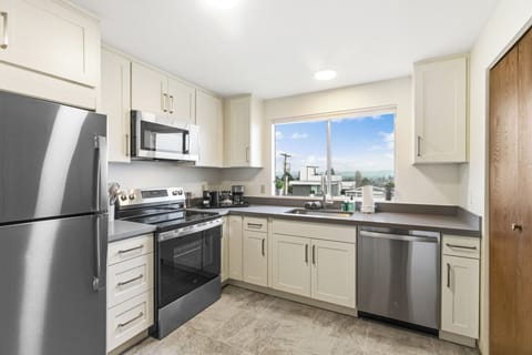 Comfort Double Room | Private kitchen | Fridge, microwave, oven, stovetop