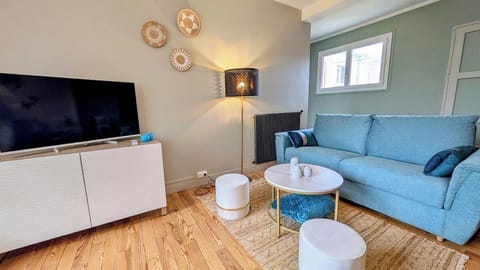 Living-room with sofa bed and tv