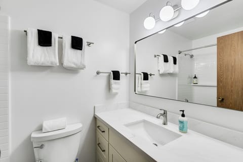 Comfort Double Room | Bathroom | Shower, towels, soap, shampoo