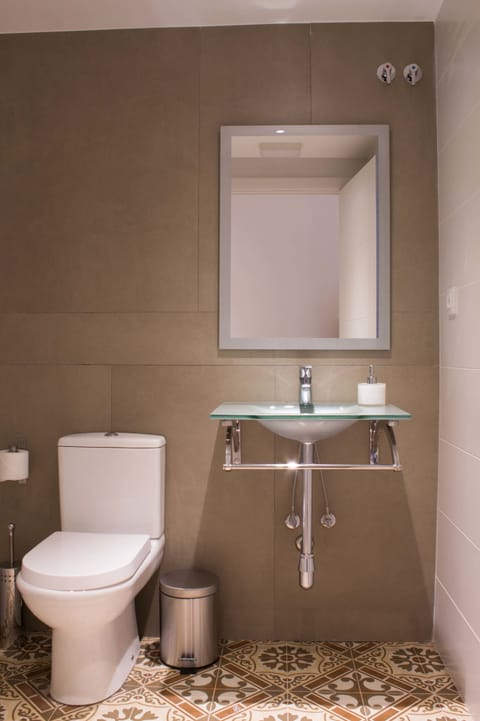 Comfort Triple Room, 3 Twin Beds, Ensuite, Park View | Bathroom | Deep soaking tub, free toiletries, hair dryer, towels