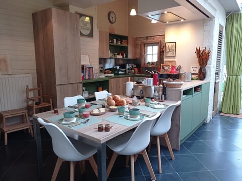 Daily continental breakfast (EUR 16 per person)