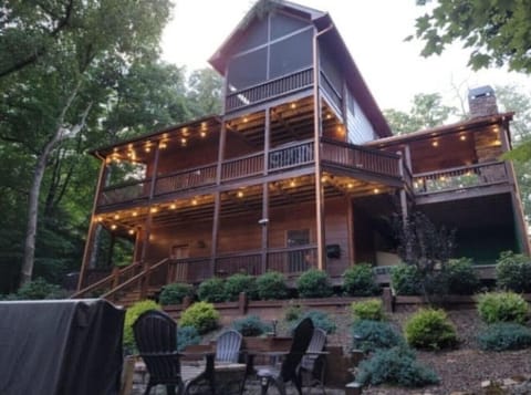 Pet friendly cabin with outdoor fireplace and firepit