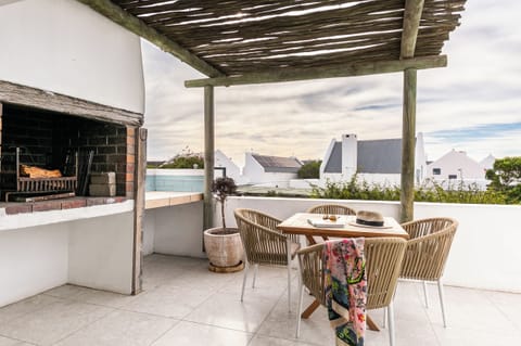 2 restaurants, breakfast served