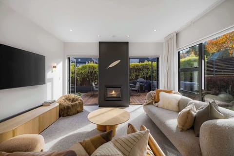 CedarStay Lounge. Offering calm, privacy, and indulgence just moments from the town centre. 