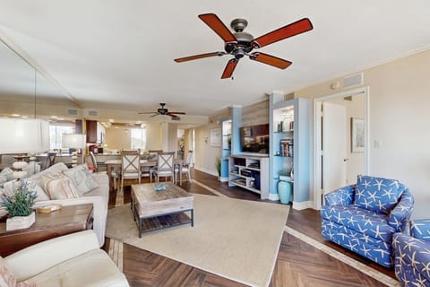 Coastal condo with shared pool, tennis courts, and dock Apartment in Vanderbilt Beach