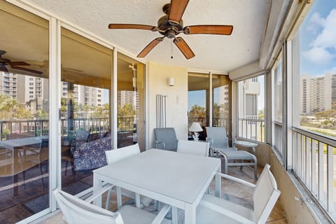 Coastal condo with shared pool, tennis courts, and dock Apartment in Vanderbilt Beach