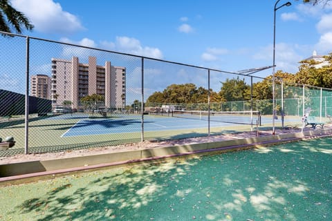 Coastal condo with shared pool, tennis courts, and dock Apartment in Vanderbilt Beach