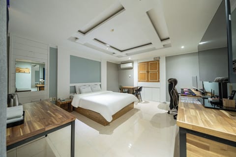 High-Spec 2PC 3060 | Desk, WiFi (free), bed sheets