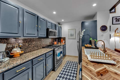 Kitchen: Well-equipped kitchen, range of appliances, kitchen bar open to the living room