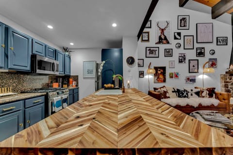 Kitchen: Well-equipped kitchen, range of appliances, kitchen bar open to the living room