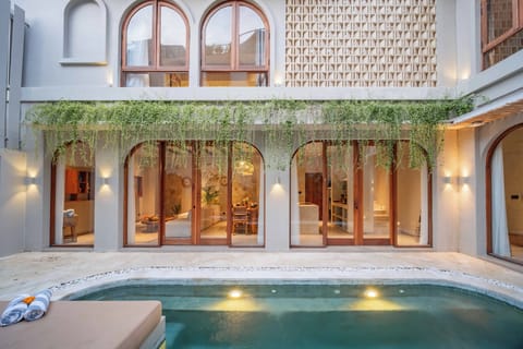 Outdoor pool, pool umbrellas, sun loungers