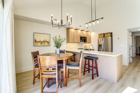 Dining Area & Kitchen