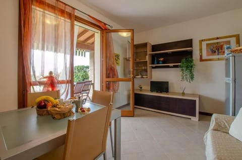 Classic Cottage, Patio, Garden View | Living area | 24-inch flat-screen TV with digital channels