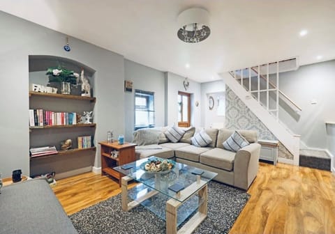 House, 2 Bedrooms | Living room | Books