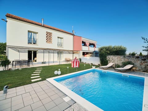Swimming Pool, Residential Area, House, Home, Resort, Composite Material, Estate, Courtyard, Villa, Garden