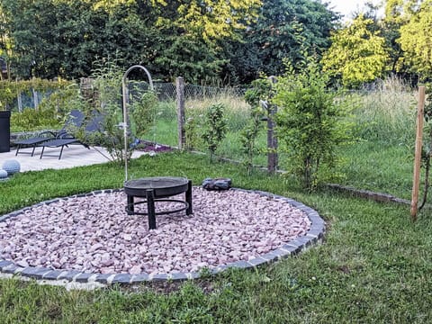 Grass, Garden, Groundcover, Lawn, Backyard, Yard, Soil, Landscaping