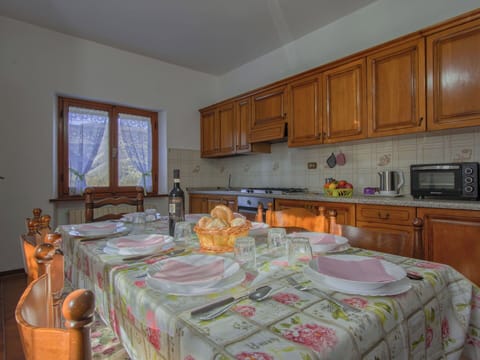 Interior Design, Furniture, Flooring, Table, Room, Ceiling, Kitchen & Dining Room Table, Chair, Tablecloth, Cabinetry