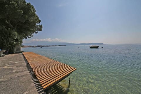 Pontile ad uso esclusivo del condominio.  Building's exclusive dock, to the lake.
