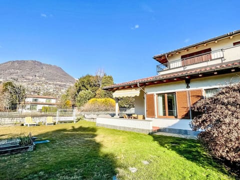 House, Residential Area, Home, Mountain Range, Lawn, Estate, Garden, Suburb, Farmhouse, Hacienda