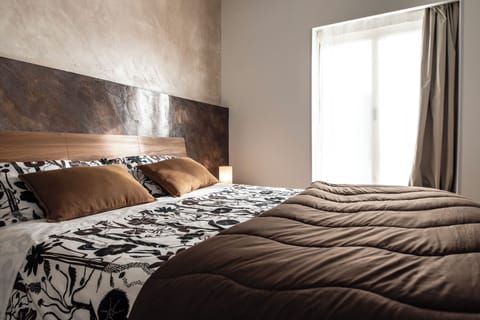 Double bed 160x200, dimming lights, spacious wardrobe and blackout curtains 