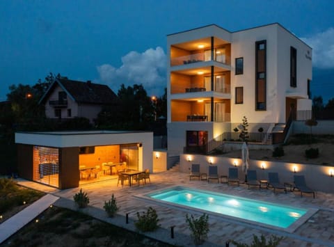 3 outdoor pools, a rooftop pool, sun loungers