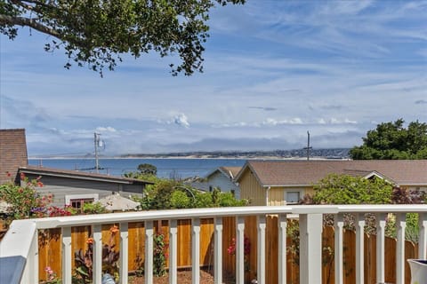Welcome to 'Cottage by the Sea' ~ With Views of the Bay!