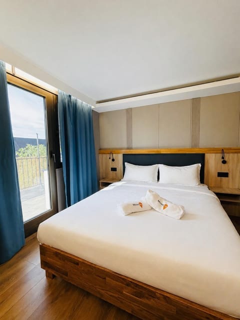Comfort Double Room | In-room safe, desk, blackout drapes, free WiFi