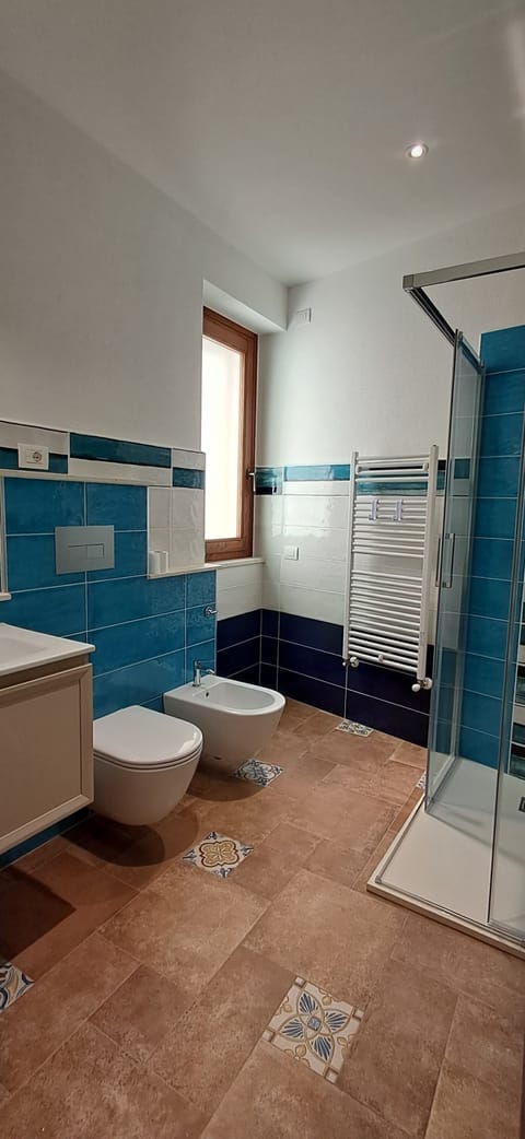 Comfort Double or Twin Room, Private Bathroom, City View | Bathroom | Shower, hair dryer, bidet, towels