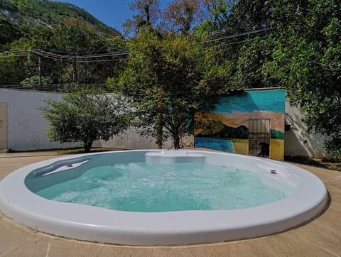 Outdoor spa tub