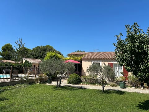 Holiday rental in Mouriès, Alpilles, Air-conditioned villa fenced pool and garden for rent, fully equipped and offering all comforts. Online booking with Plaisirs & Maisons de Provence.
