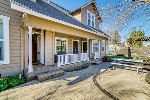 House (6 Bedrooms) | Interior