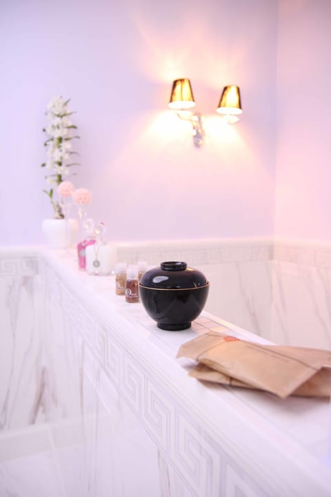 Luxury Suite, 1 King Bed, Bathtub, Park View | Bathroom amenities | Shower, free toiletries, hair dryer, towels