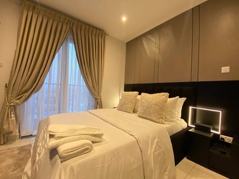 Deluxe Studio Suite, Balcony, City View | Laptop workspace, WiFi (free)