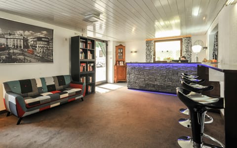 Lobby lounge