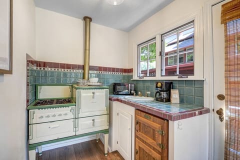 Oak Hill Kitchenette