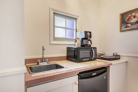 Manzanita Cottage Kitchenette