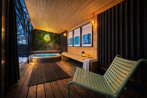 Indoor spa tub