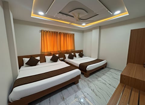 Family Room | Desk, laptop workspace, WiFi (free)
