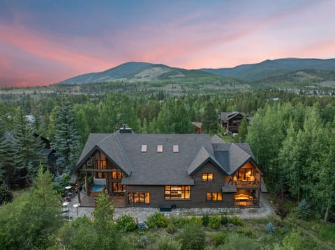 Close to the slopes yet set in a quieter part of the neighborhood, Saddleview Lodge offers a calm place to unwind after a day in the mountains.