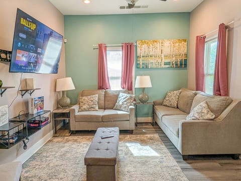 Classic Apartment, 4 Bedrooms, Pets Allowed | Living area | 43-inch Smart TV with digital channels