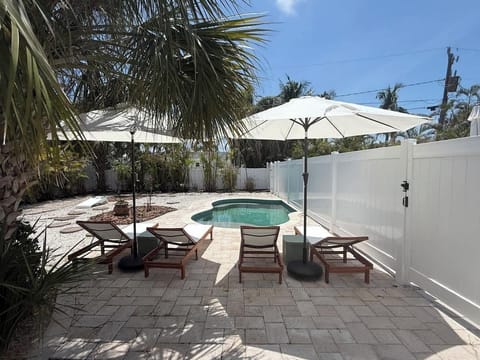 Private heated pool! Relax in the sun in total privacy!