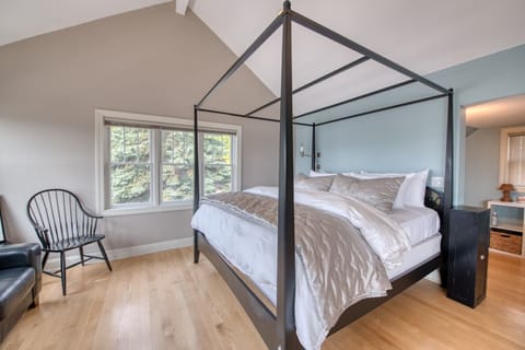 King Bedroom-Upstairs