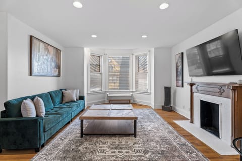 Expansive 4BD - Steps from downtown - Oak Park Apartment in Oak Park