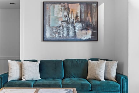 Expansive 4BD - Steps from downtown - Oak Park Apartment in Oak Park