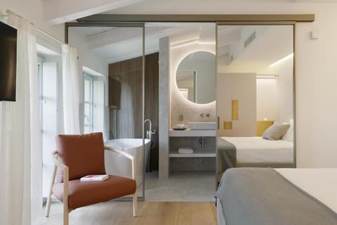 Suite | In-room safe, blackout drapes, soundproofing, iron/ironing board