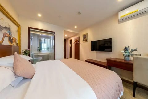 Superior Queen Room | Laptop workspace, free WiFi