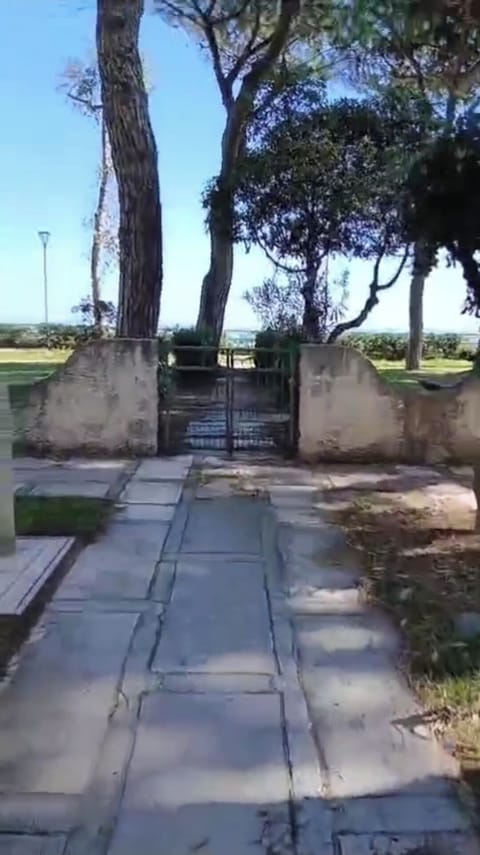 Birba Holiday Apartment Seafront apartment with direct exit to the beach, Apartment in Pineto