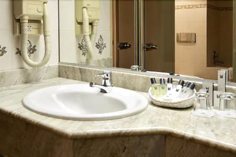 Combined shower/tub, eco-friendly toiletries, hair dryer, towels